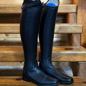 Elegant Black Heeled Boots for Women